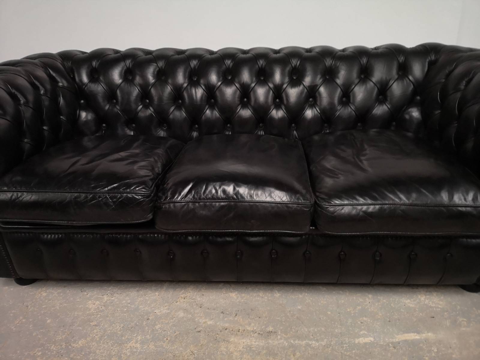vente canapés chesterfield cuir noir vintage trois places style pubs anglais à Lille