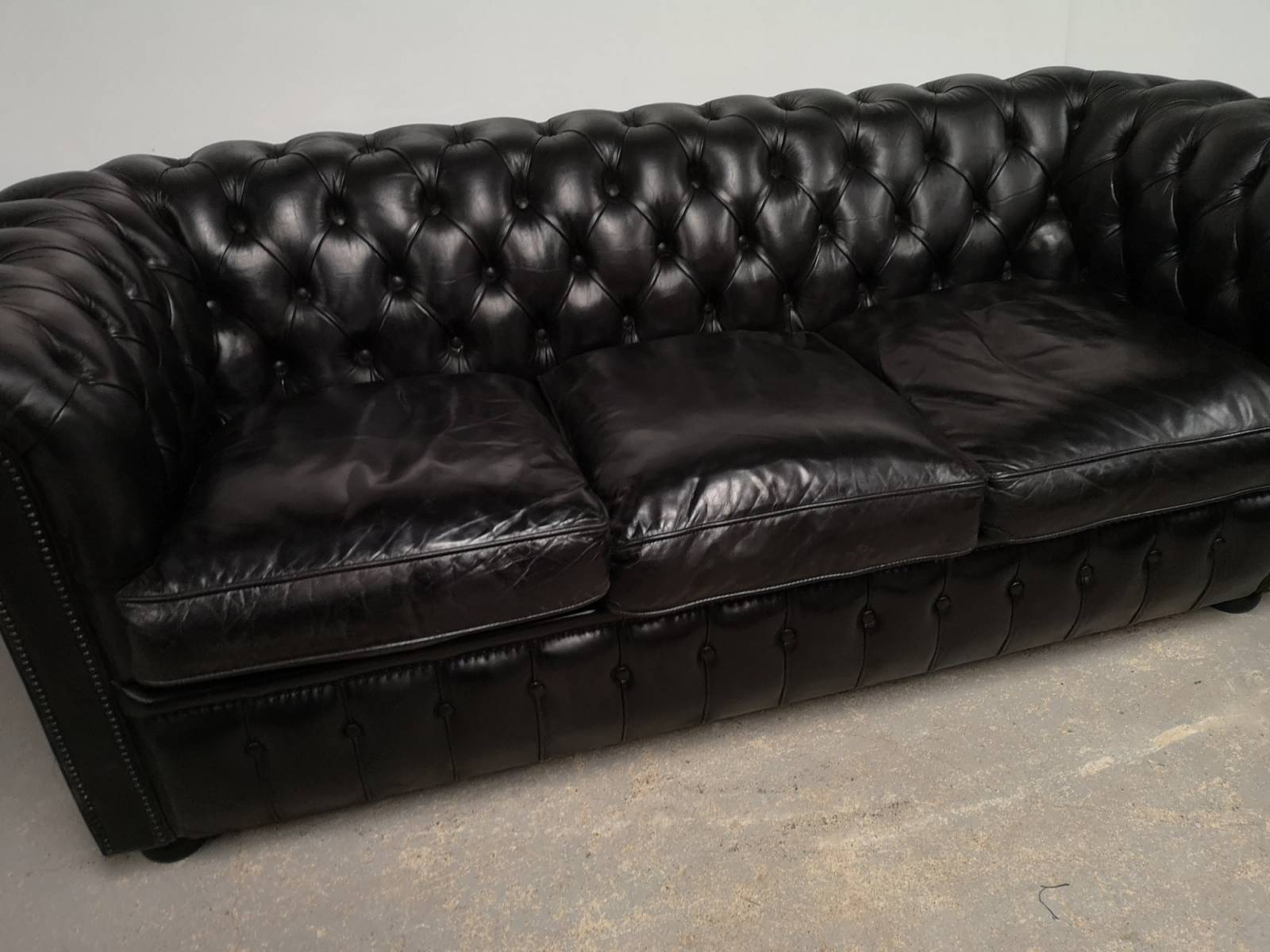 vente en ligne canapé chesterfield cuir noir trois places style déco loft à Lille