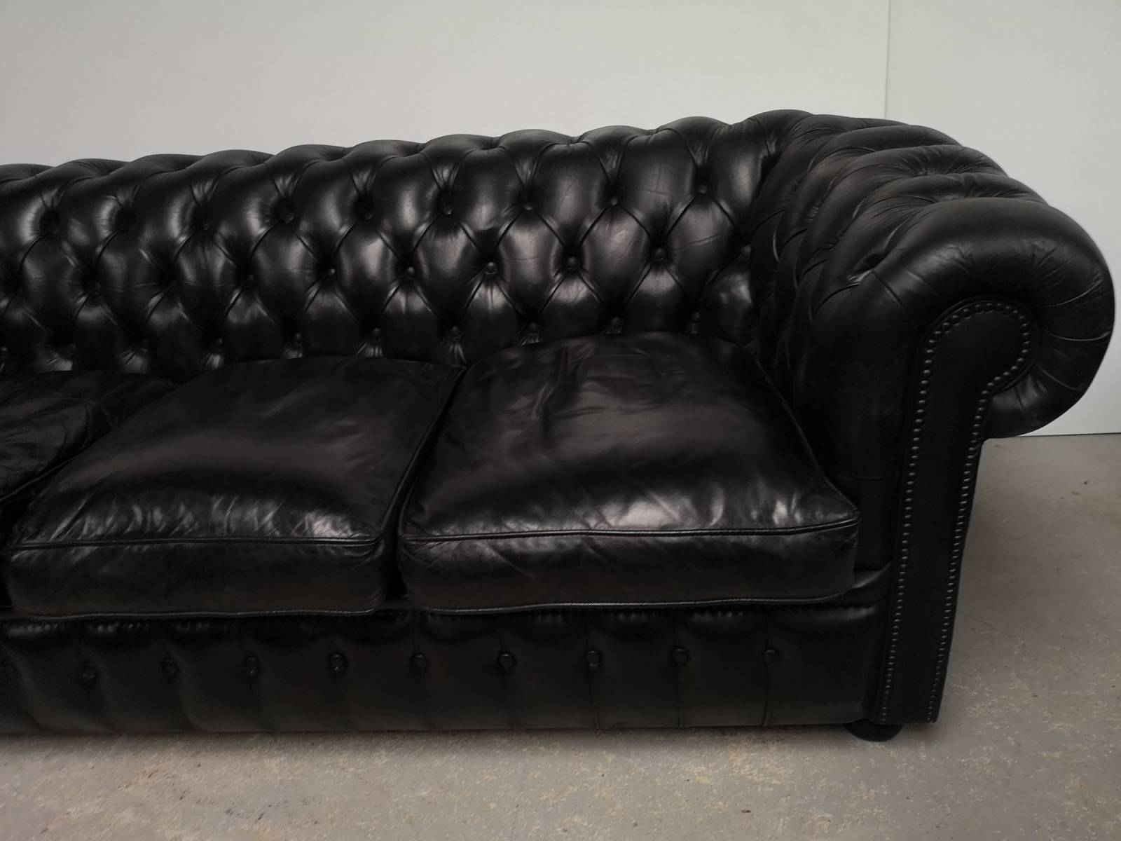vends canapé chesterfield cuir noir trois places original à Lille