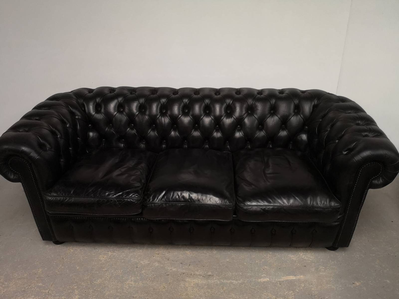 vente canapé chesterfield cuir noir trois places haut de gamme à Lille