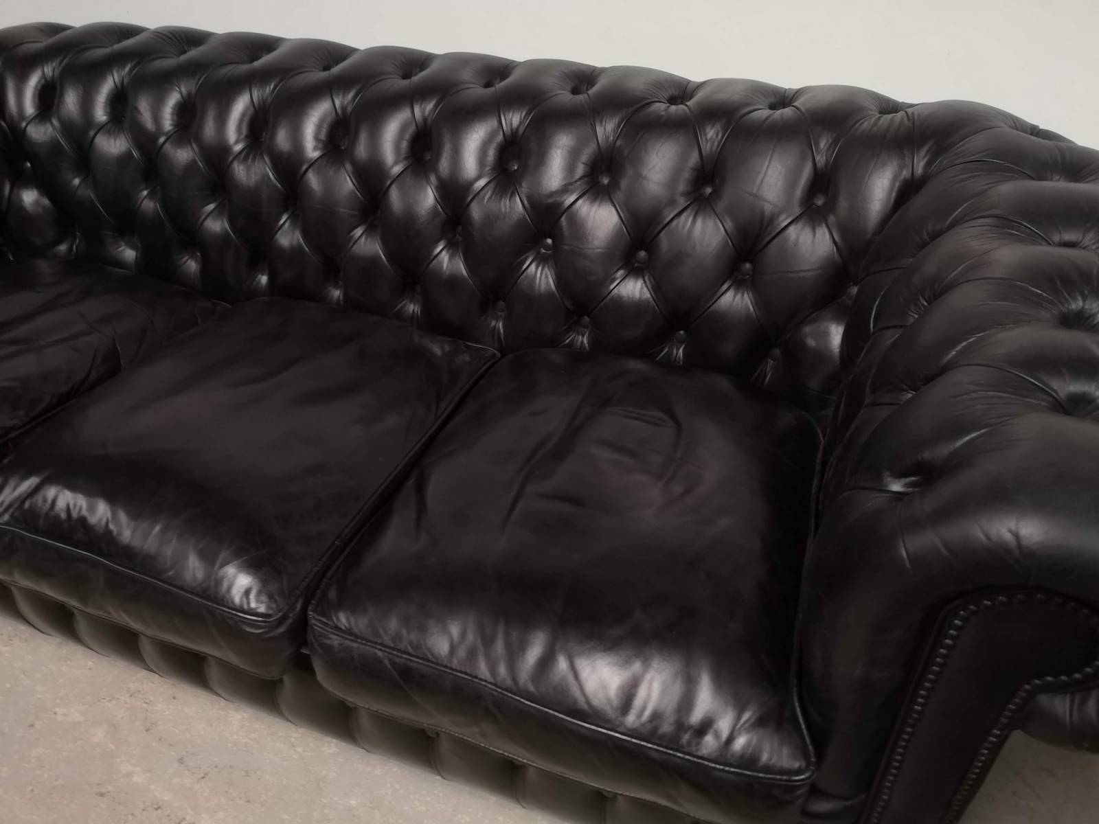 trouver canapé chesterfield cuir noir trois places deuxième main à Lille