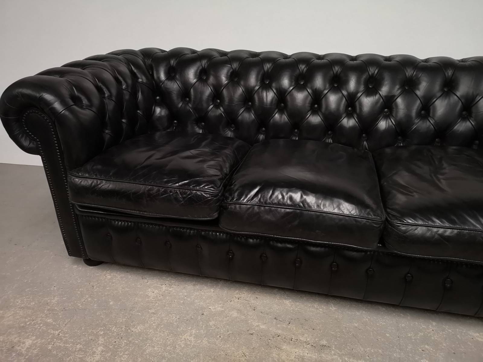 vends canapé chesterfield cuir noir trois places style déco industrielle à Lille