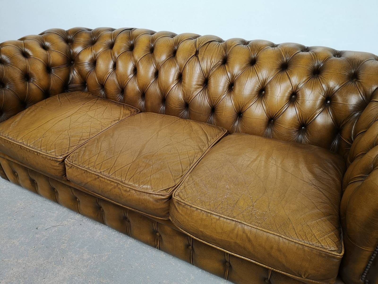 vente canapés chesterfield cuir marron trois places style pubs anglais à Paris