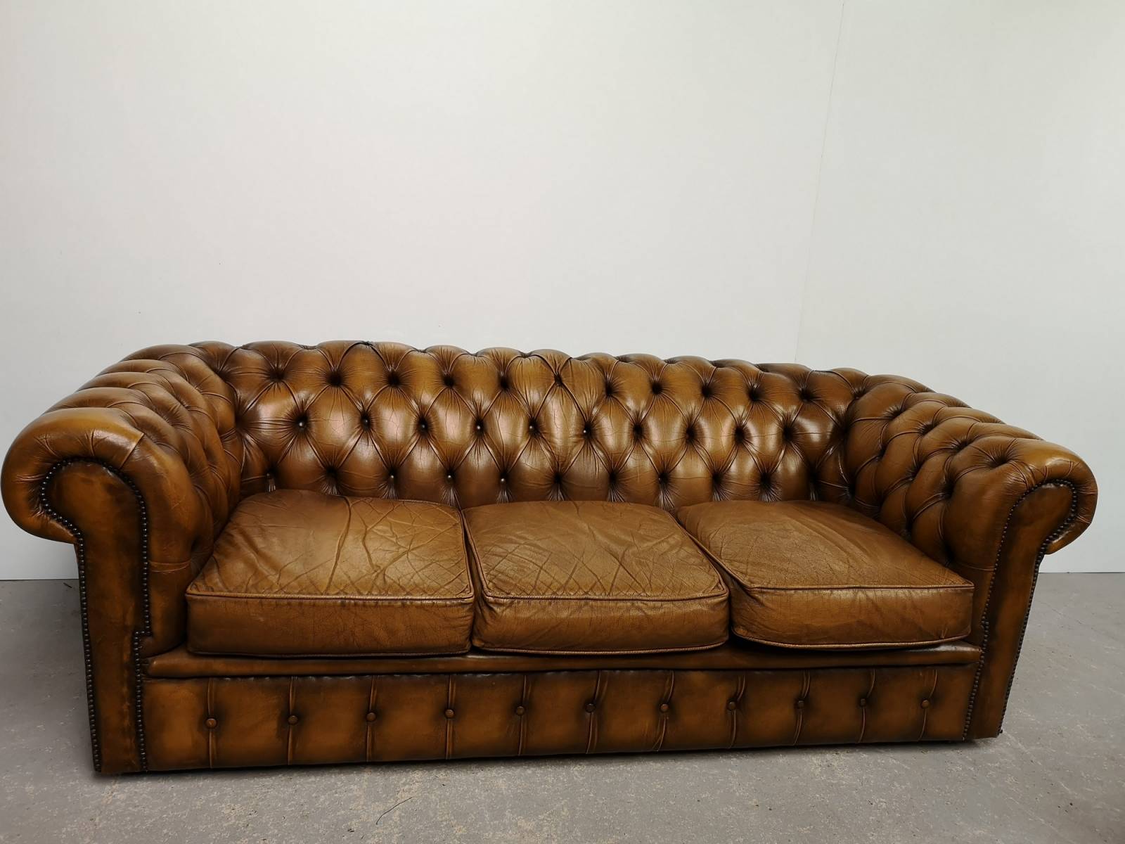 acheter un canapé chesterfield cuir marron trois places style déco loft à Paris