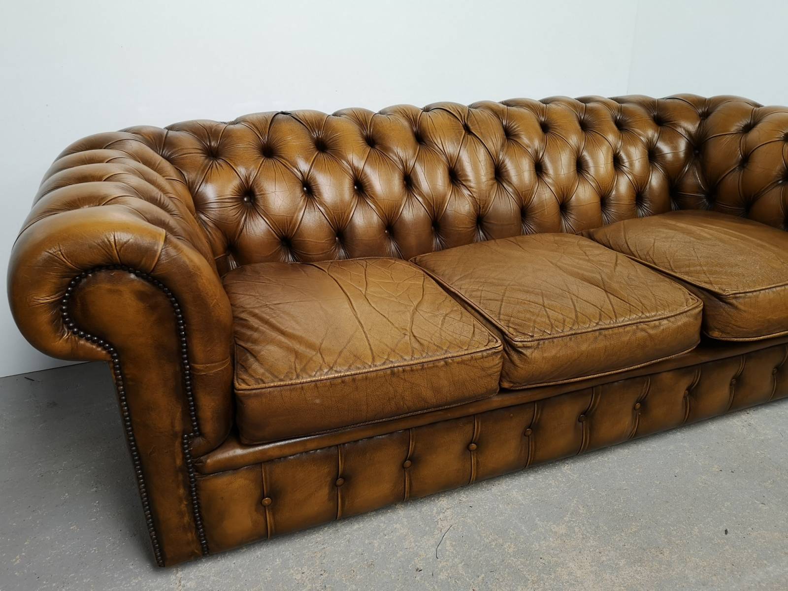 commander canapé chesterfield cuir marron trois places deuxième main à Paris