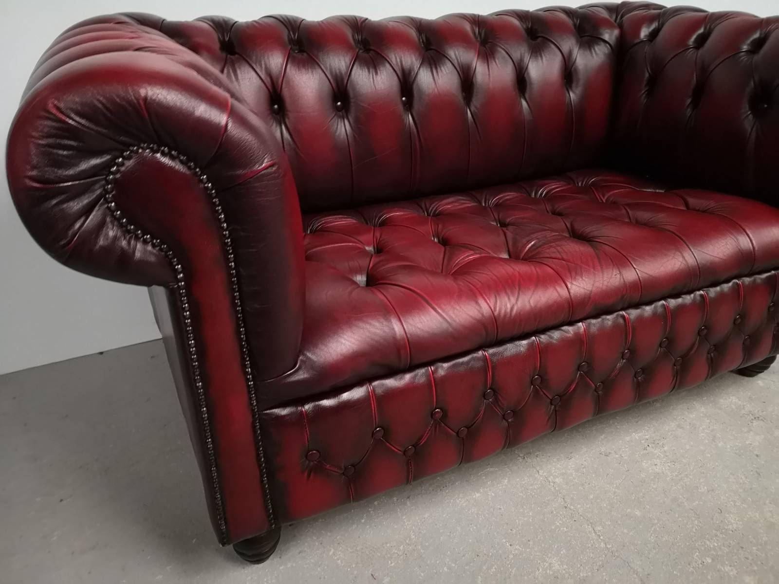 se faire livrer canapé chesterfield véritable chesterfield cuir bordeaux style ancien à Bordeaux