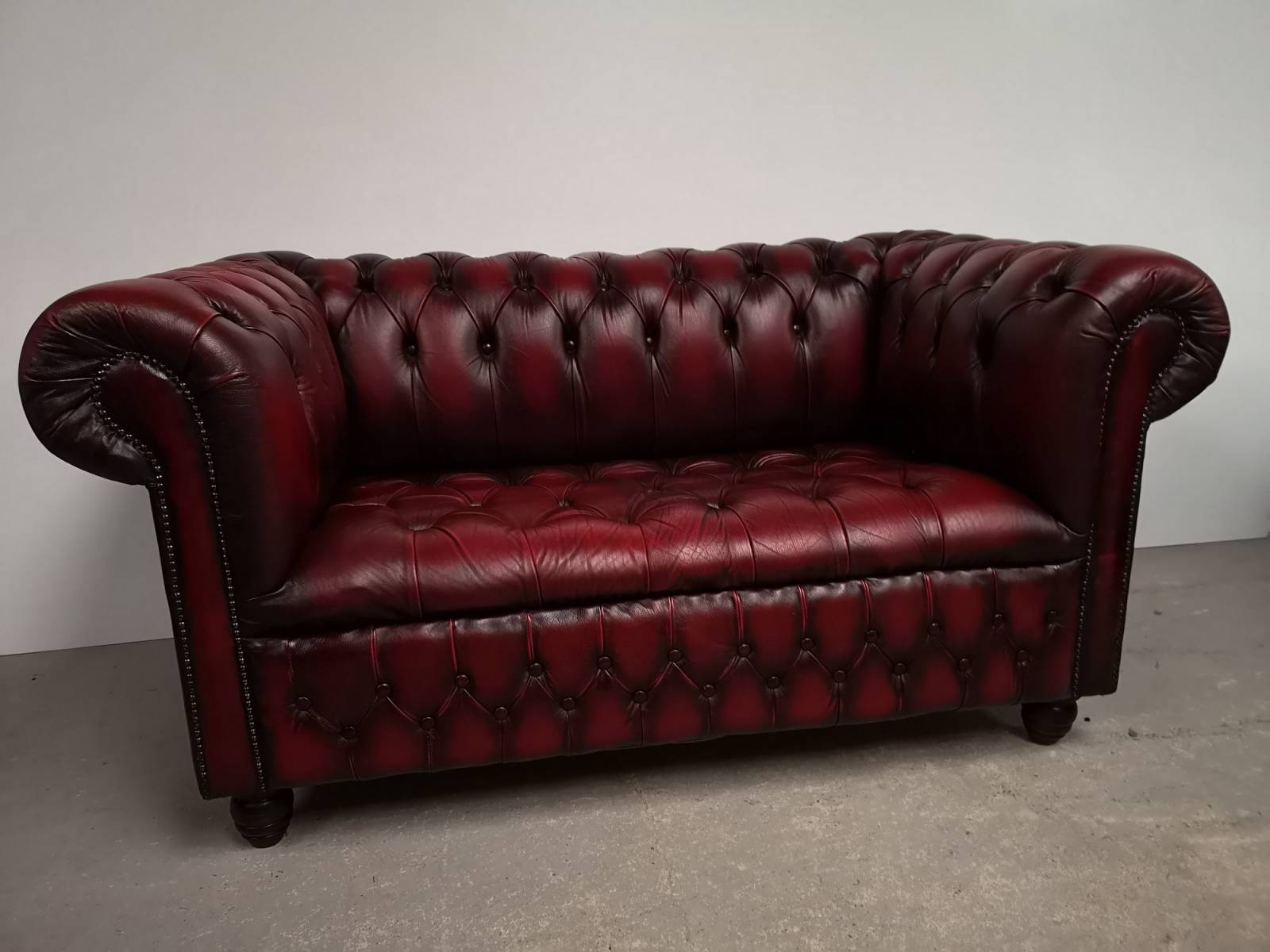 Acheter un canapé chesterfield cuir bordeaux deux places style vintage à Bordeaux
