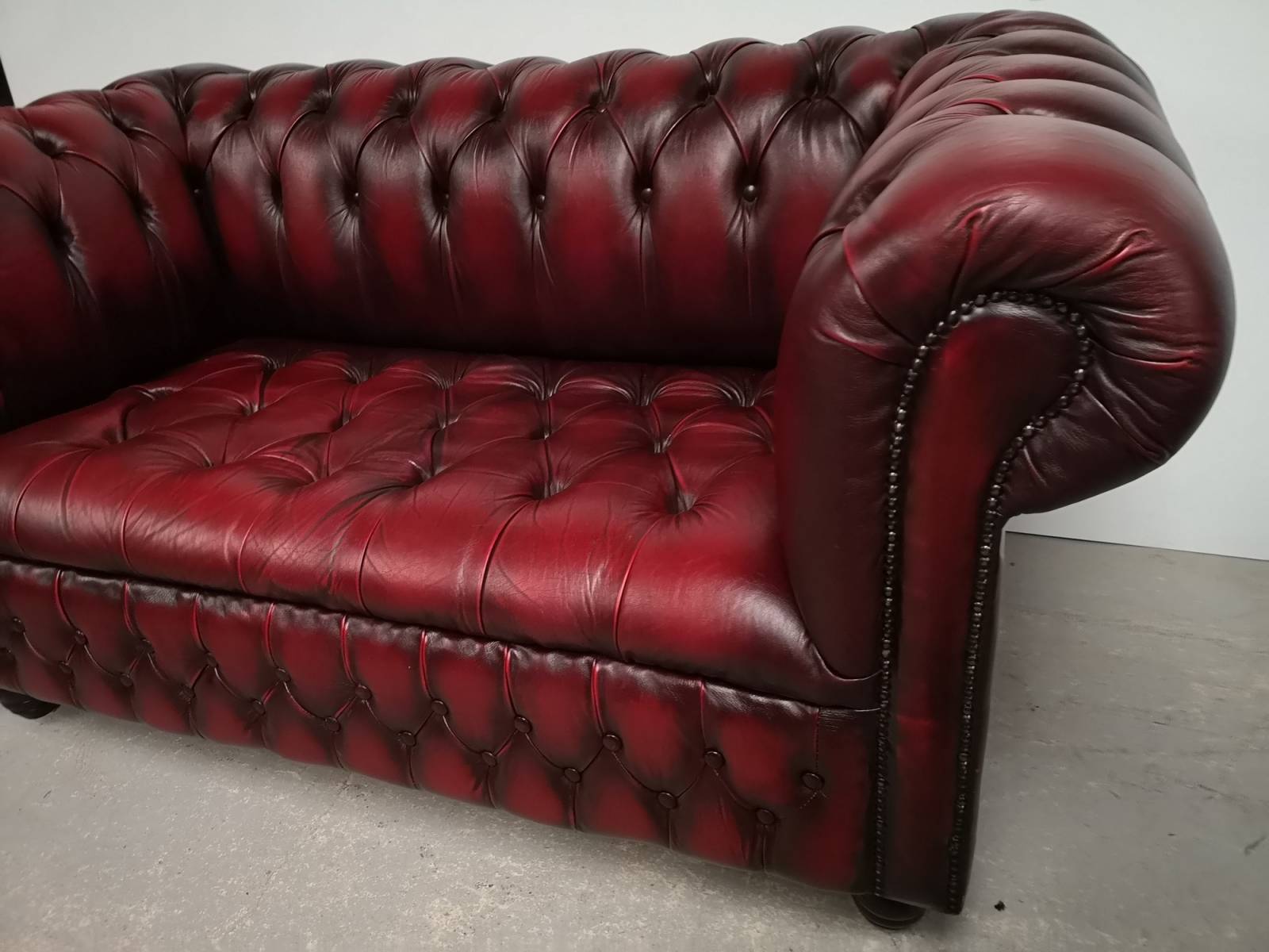 vends canapé chesterfield cuir bordeaux deux places style déco industrielle proche Bordeaux
