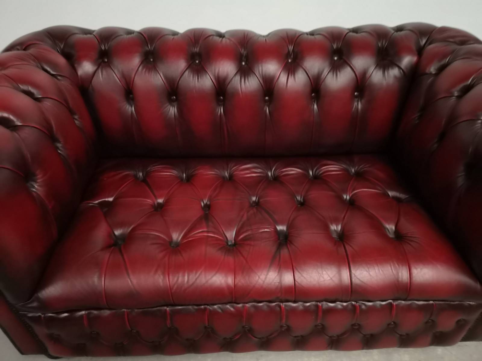 achat canapés chesterfield cuir vieilli style rétro à Bordeaux