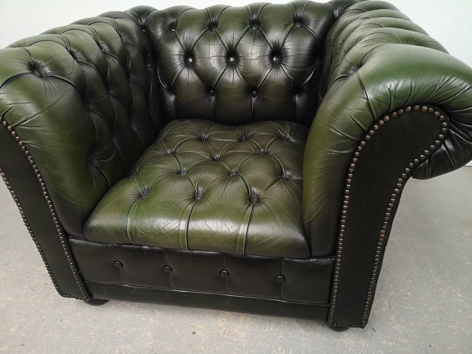 acheter en ligne fauteuil chesterfield cuir vert seconde main proche Paris