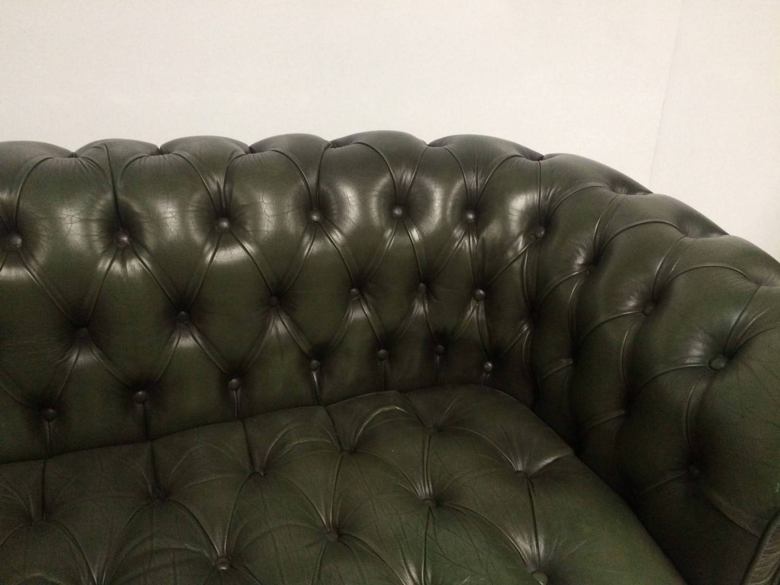 se faire livrer canapé chesterfield cuir vert trois places deuxième main à Paris