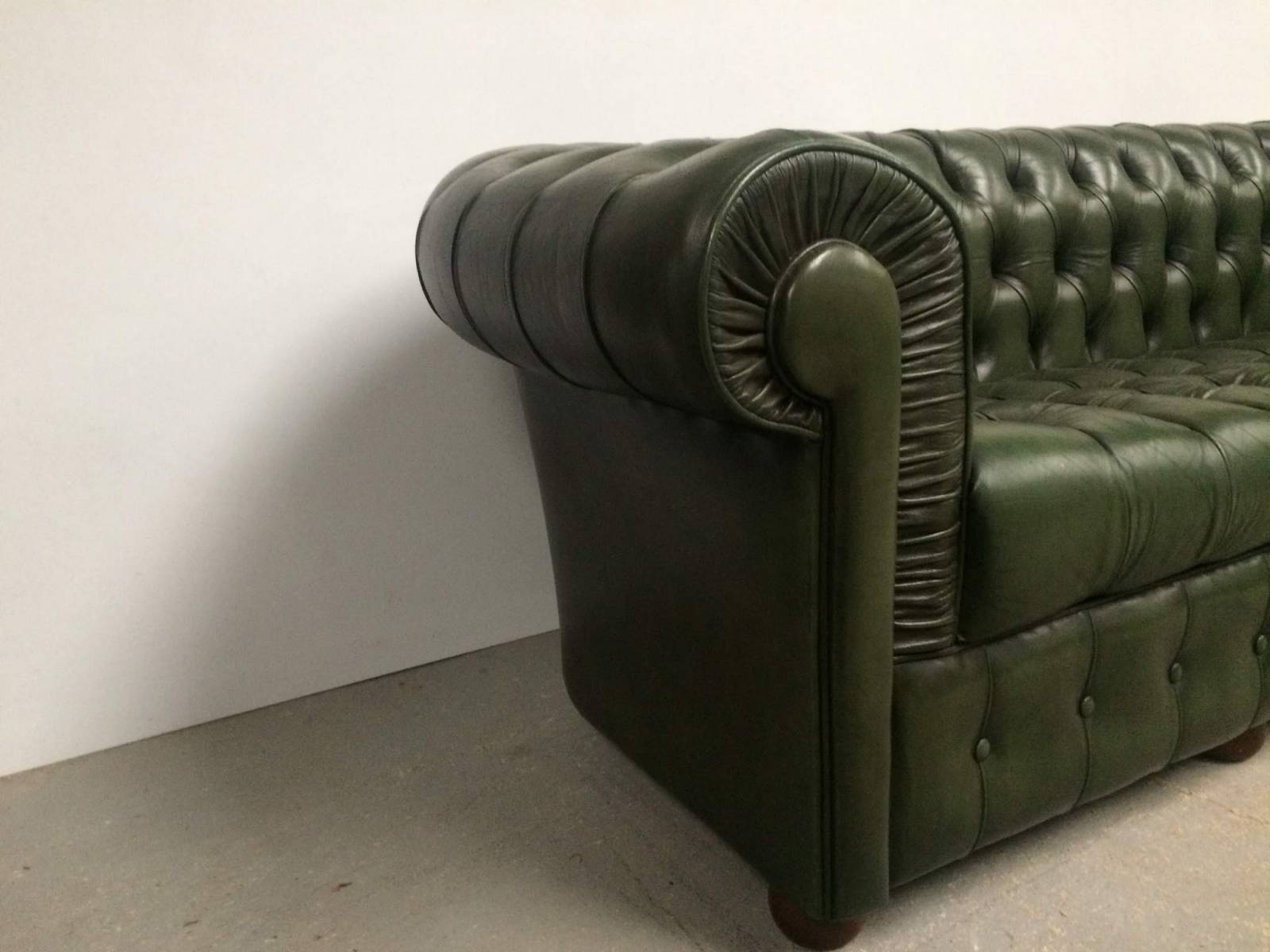 vente canapes chesterfield cuir vert quatre places style déco industrielle proche Paris