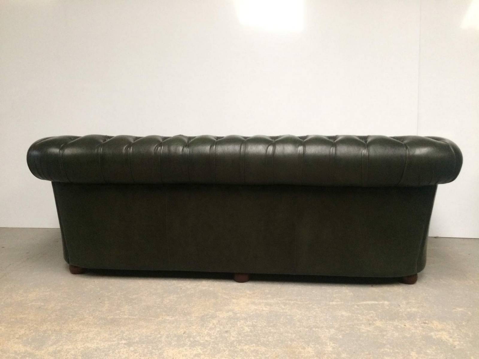 vends canapés chesterfield cuir vert trois places véritable à Paris