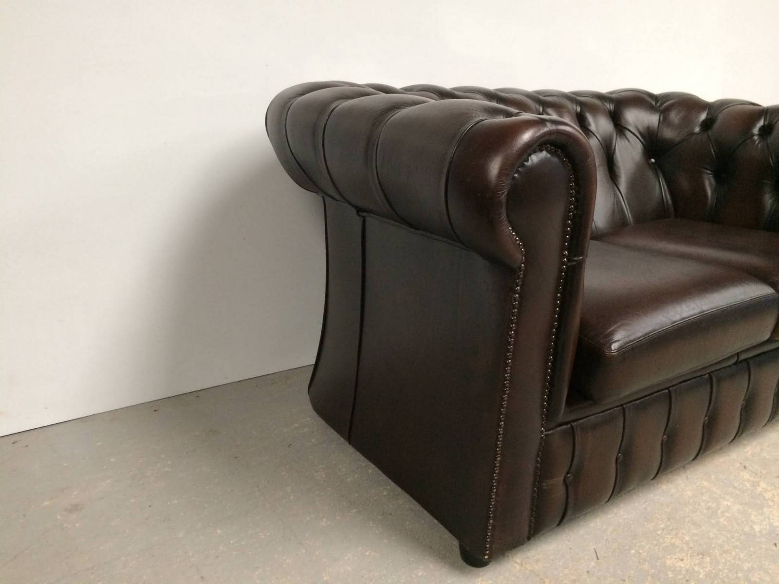 vends canapé chesterfield cuir marron vintage deux places authentique chesterfield  proche Paris