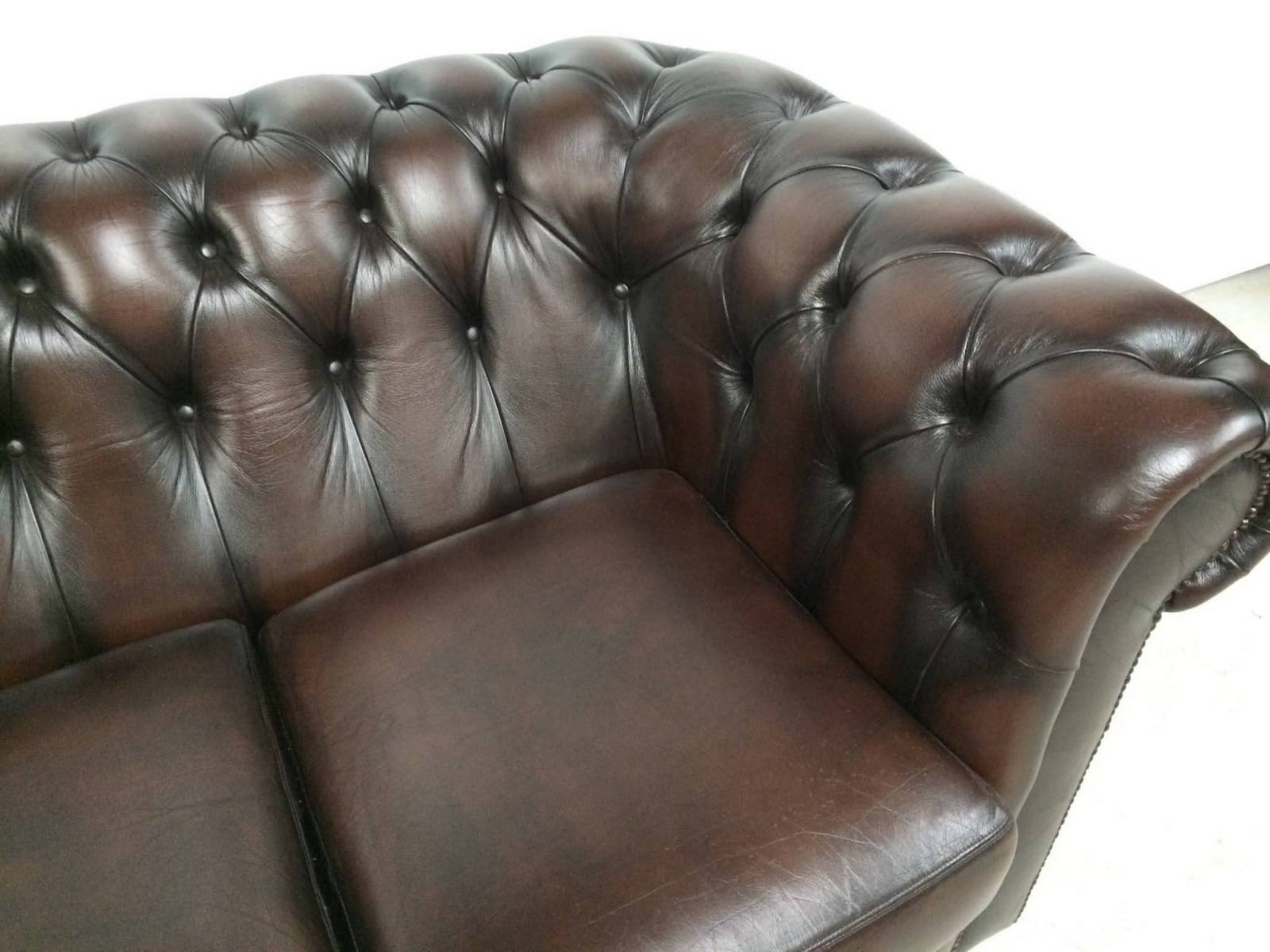 se faire livrer canapé chesterfield cuir marron style décoration industrielle proche Paris