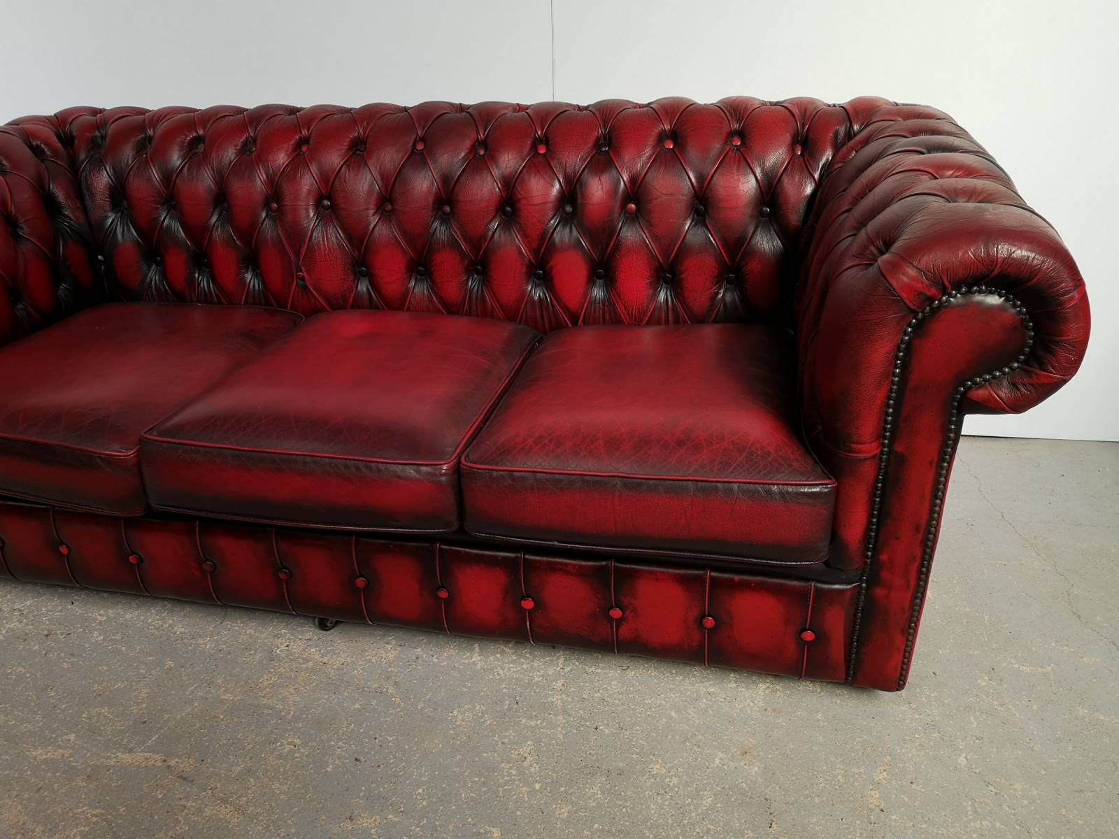 vente en ligne canapé chesterfield cuir rouge trois places vintage proche Marseille