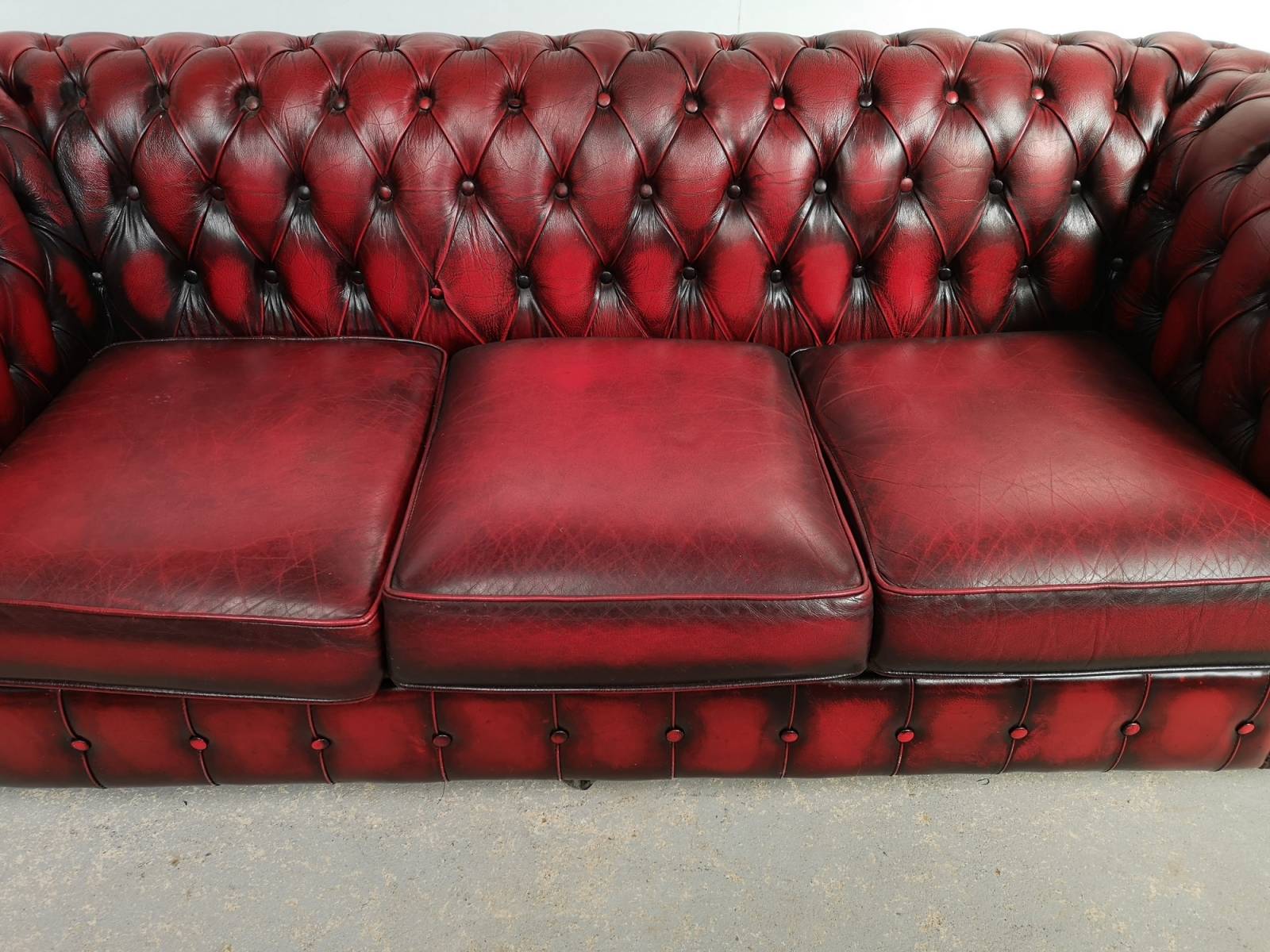 commander en ligne canapé chesterfield cuir rouge trois places import direct Angleterre proche Marseille