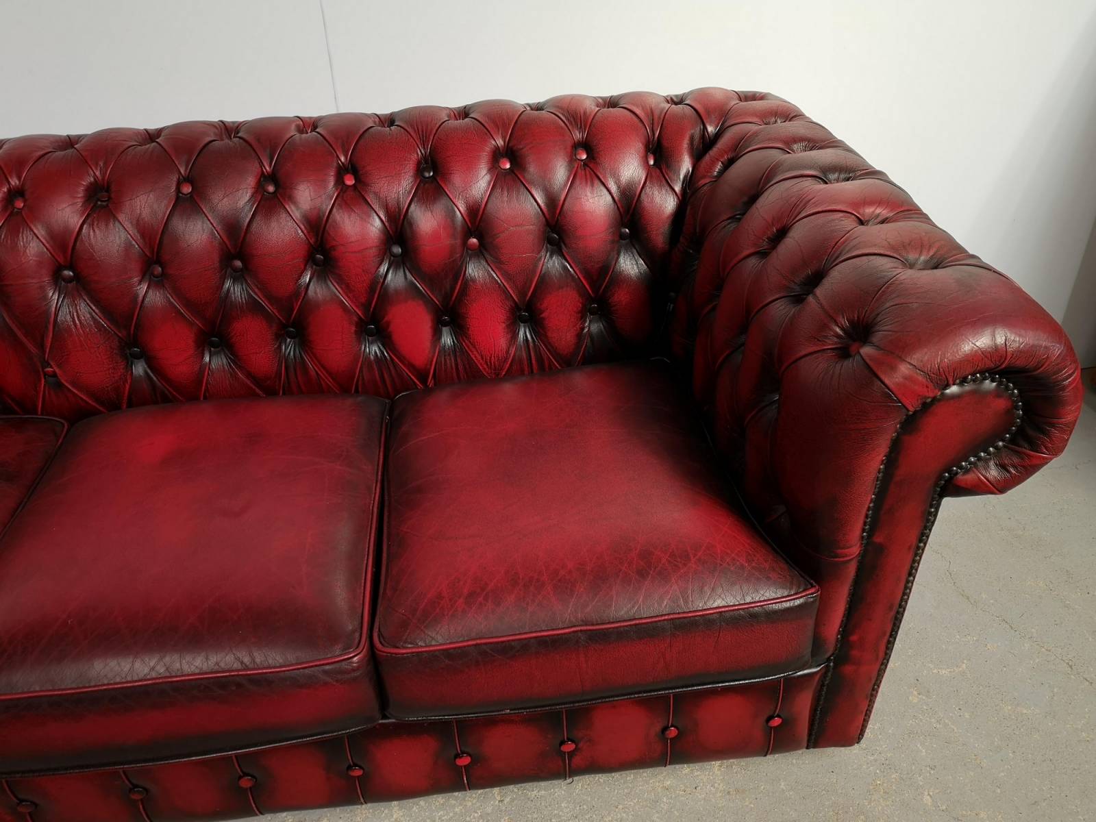 a acheter canapé chesterfield cuir rouge trois places qualité premium à Marseille