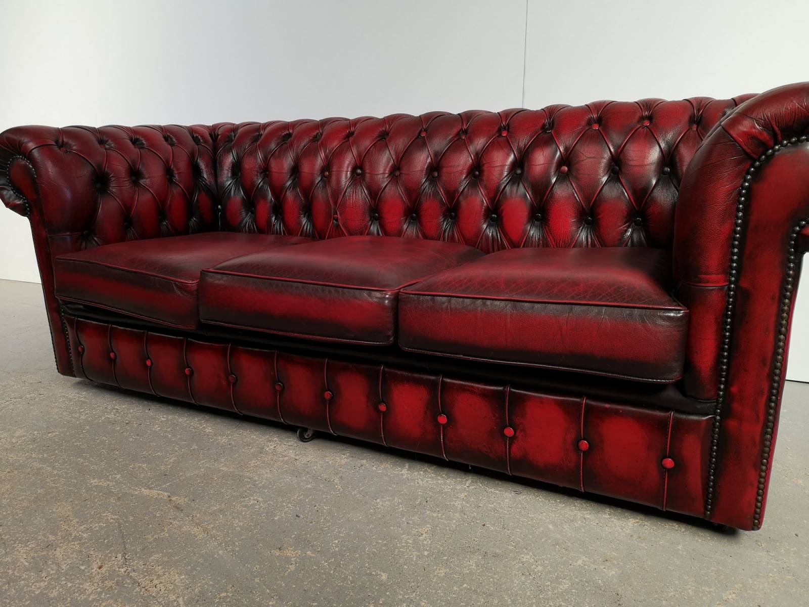 commander canapé chesterfield cuir rouge trois places deuxième main proche Marseille