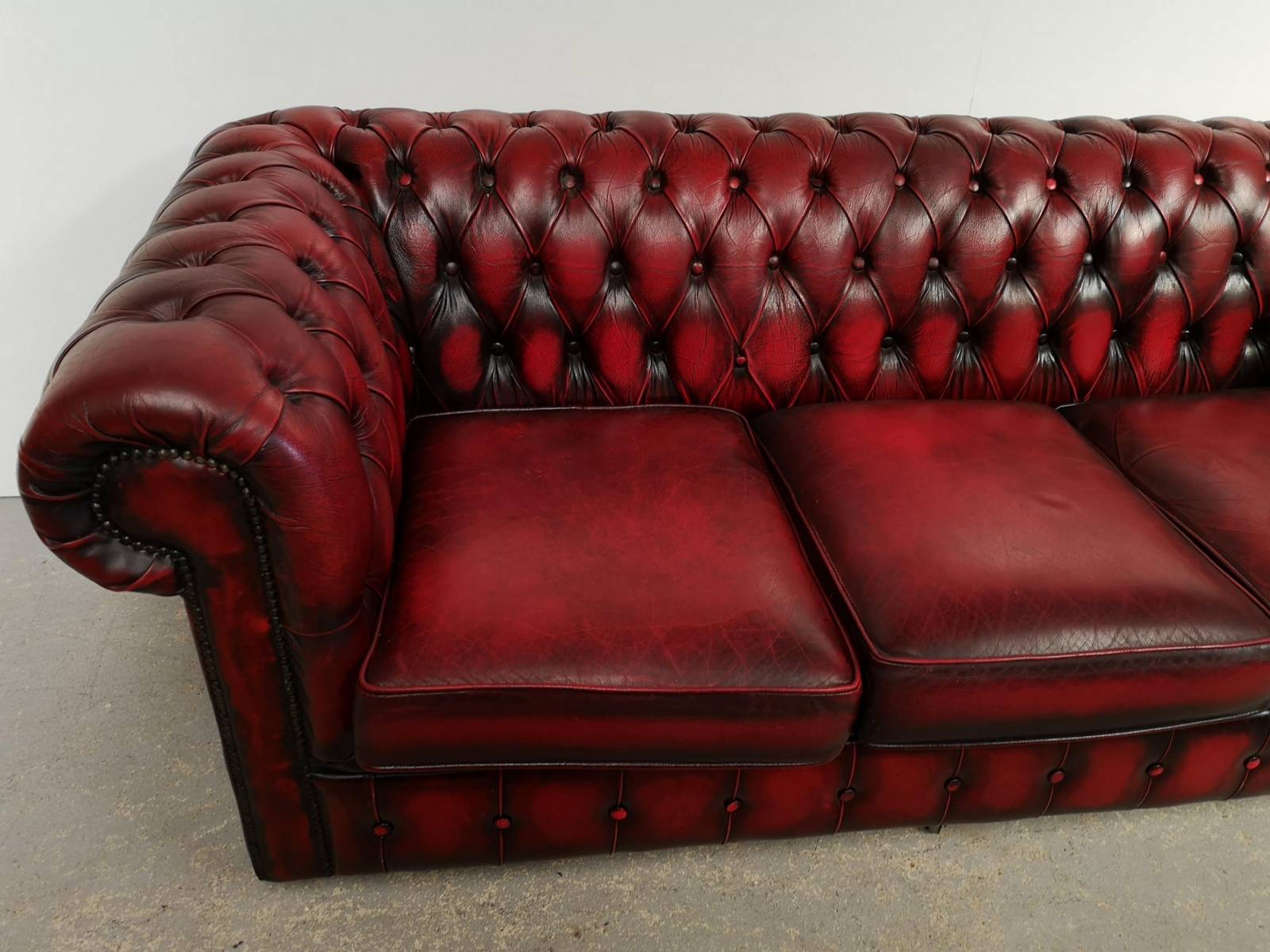 achat canapé chesterfield cuir rouge trois places style décoration industrielle à Marseille