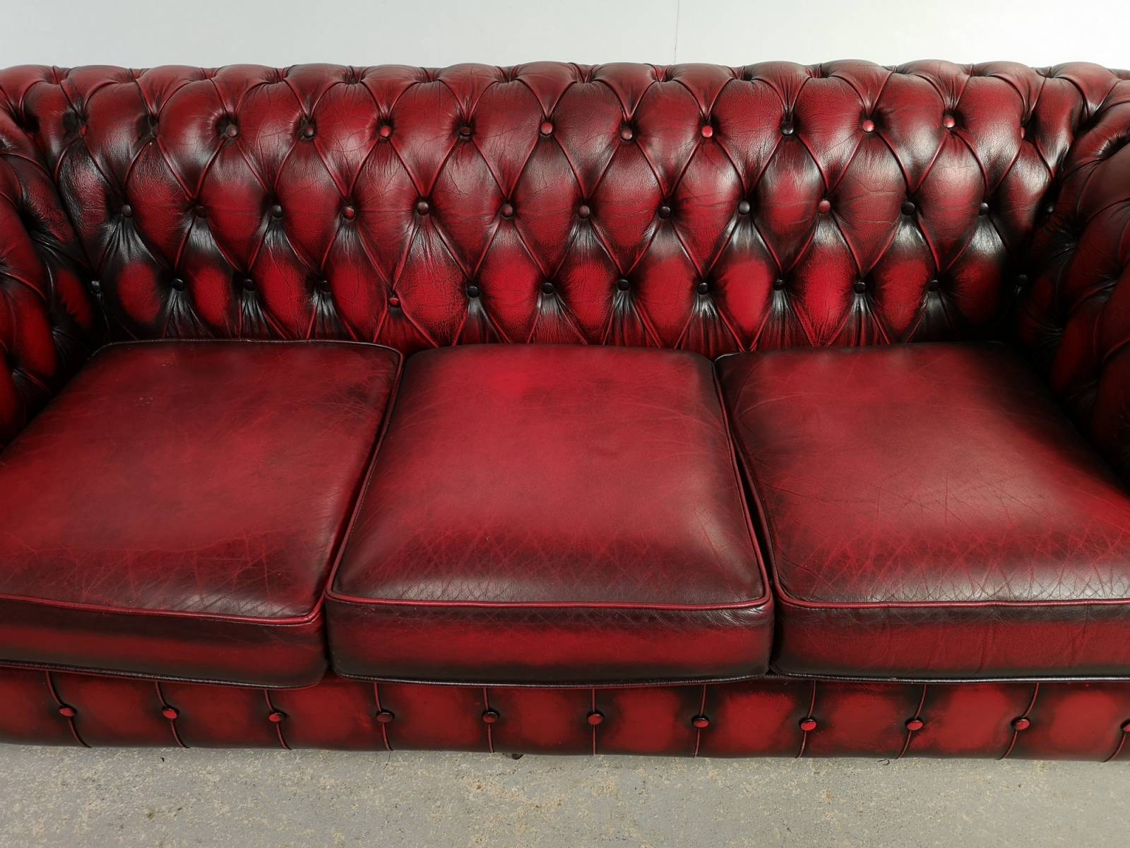 vends canapé chesterfield cuir rouge trois places occasion pas cher à Marseille