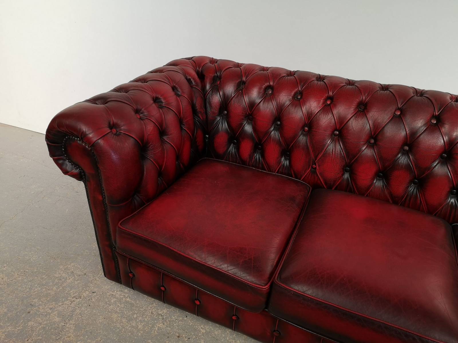 trouver magasin canapés chesterfield cuir rouge trois places style rétro proche Marseille