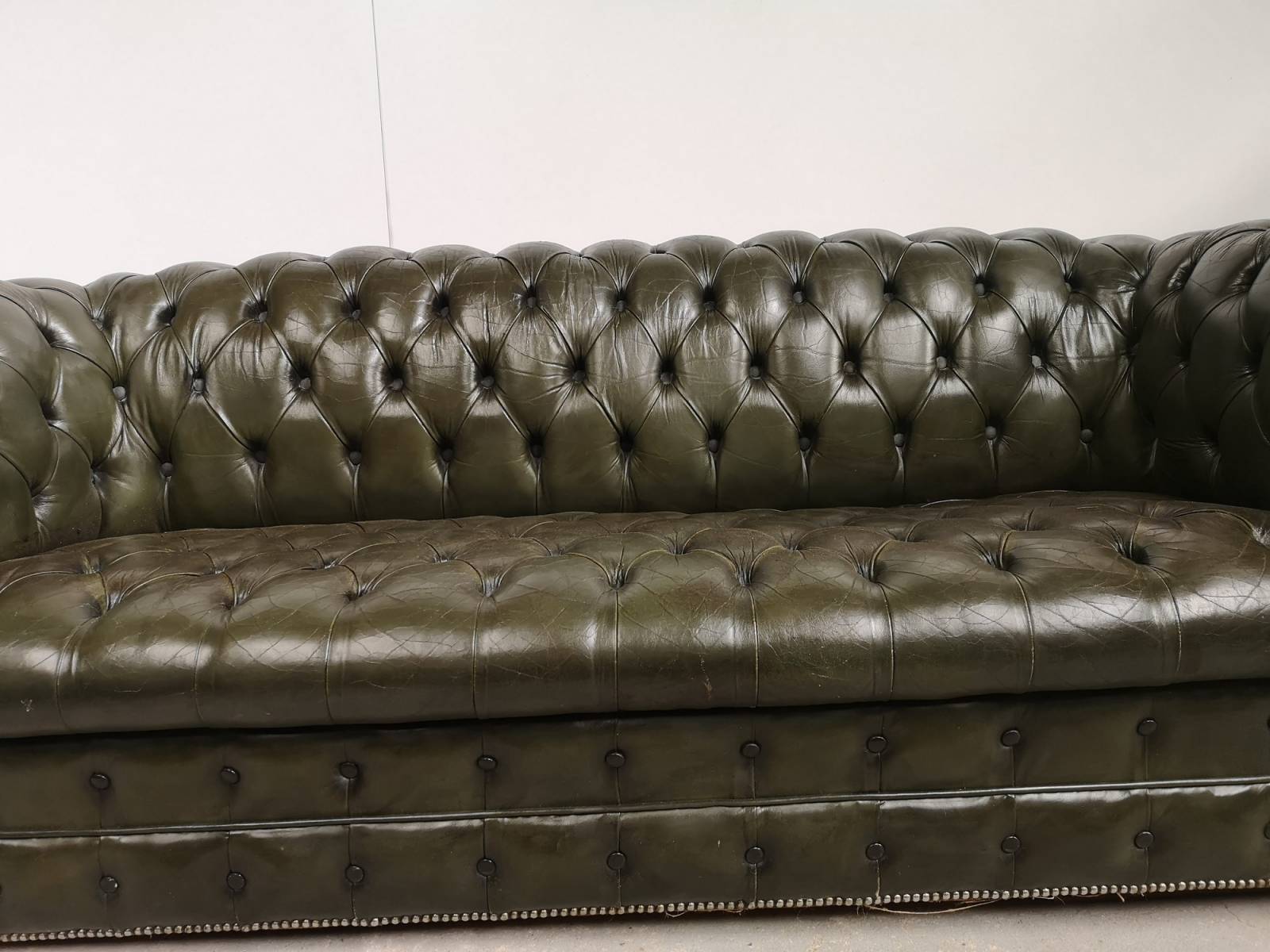 acheter en ligne canapés chesterfield cuir vert vintage pour HCR style vintage en France