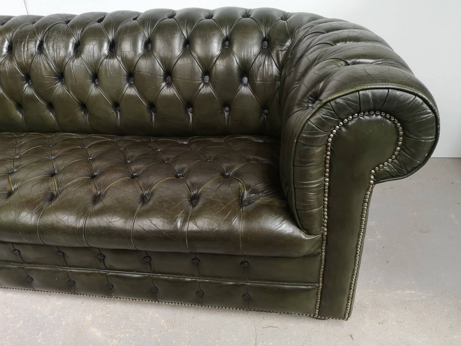 a vendre canapés chesterfield cuir vintage pour décoration HCR en France