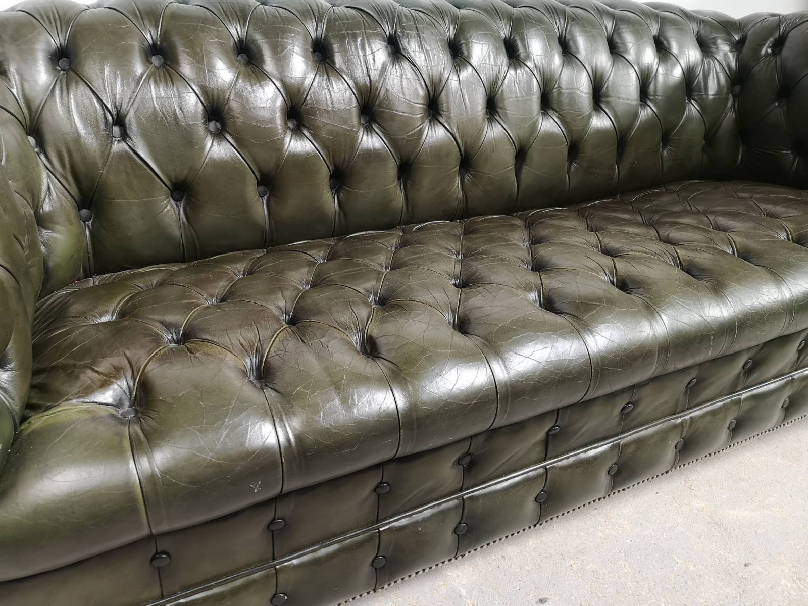 vends canapés chesterfield cuir vintage pour HCR en France