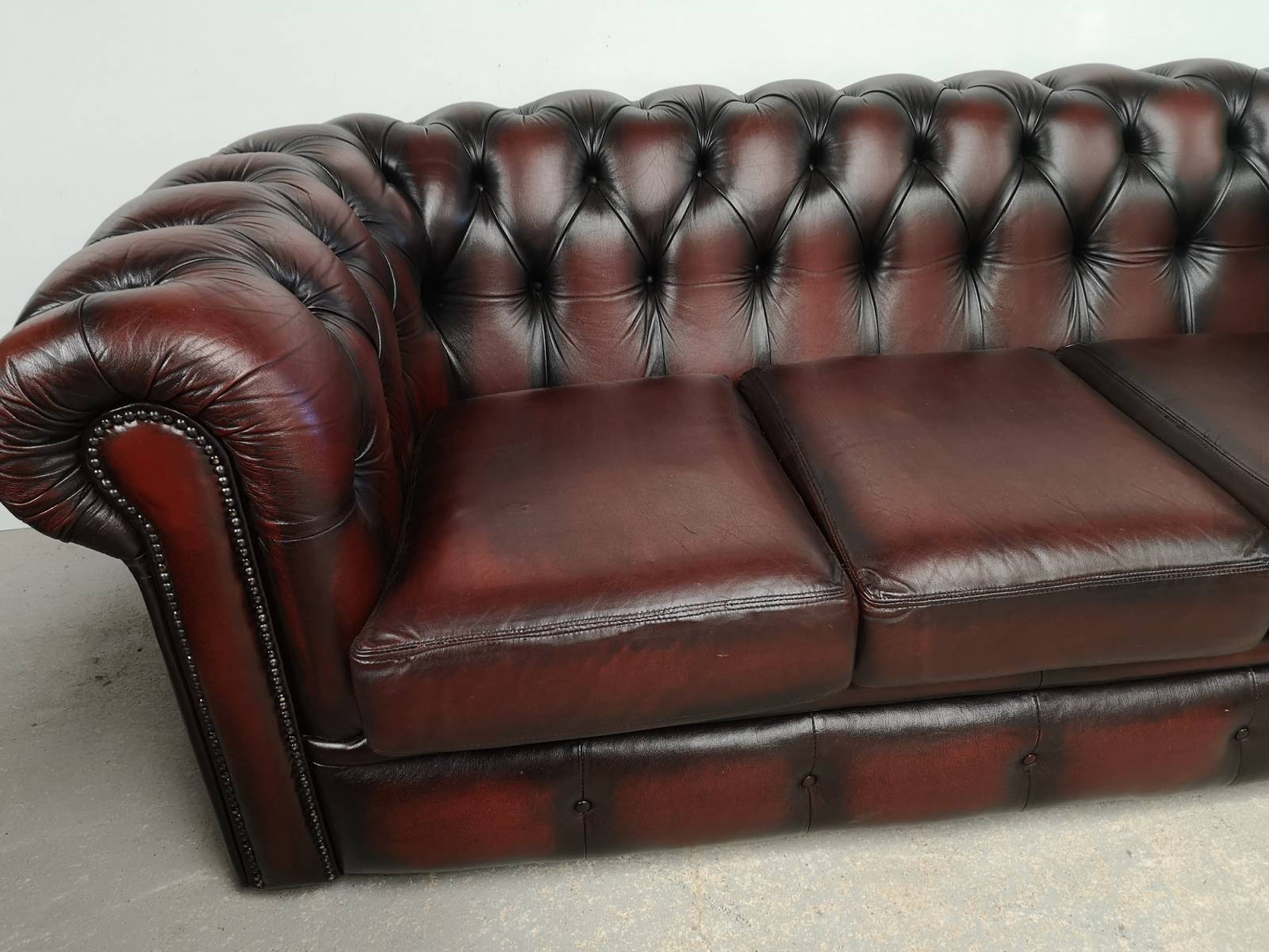 vends canapé chesterfield cuir vintage trois places pour professionnels HCR proche Paris