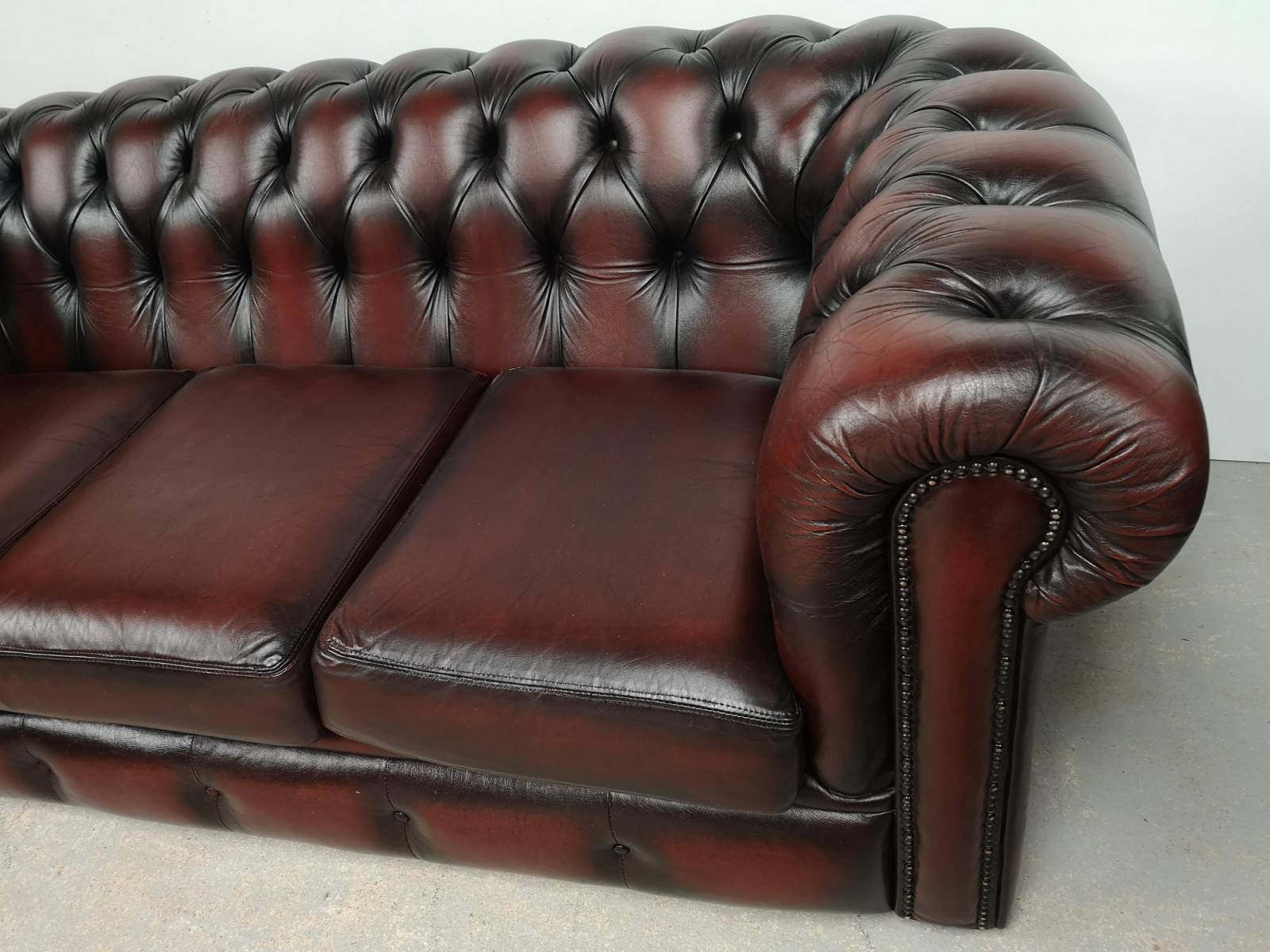 vente en ligne canapés chesterfield cuir vintage trois places authentiques proche Paris