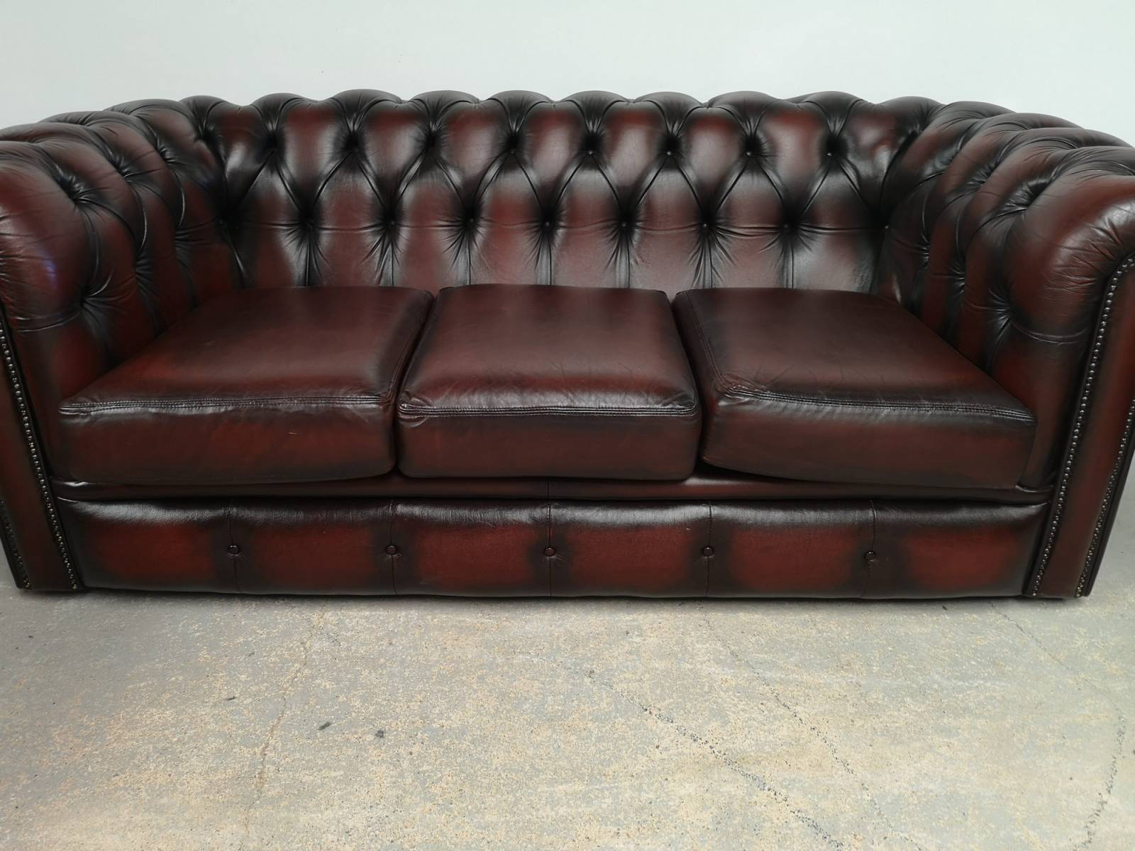 achat canapés chesterfield cuir vintage trois places  style pubs anglais proche Paris
