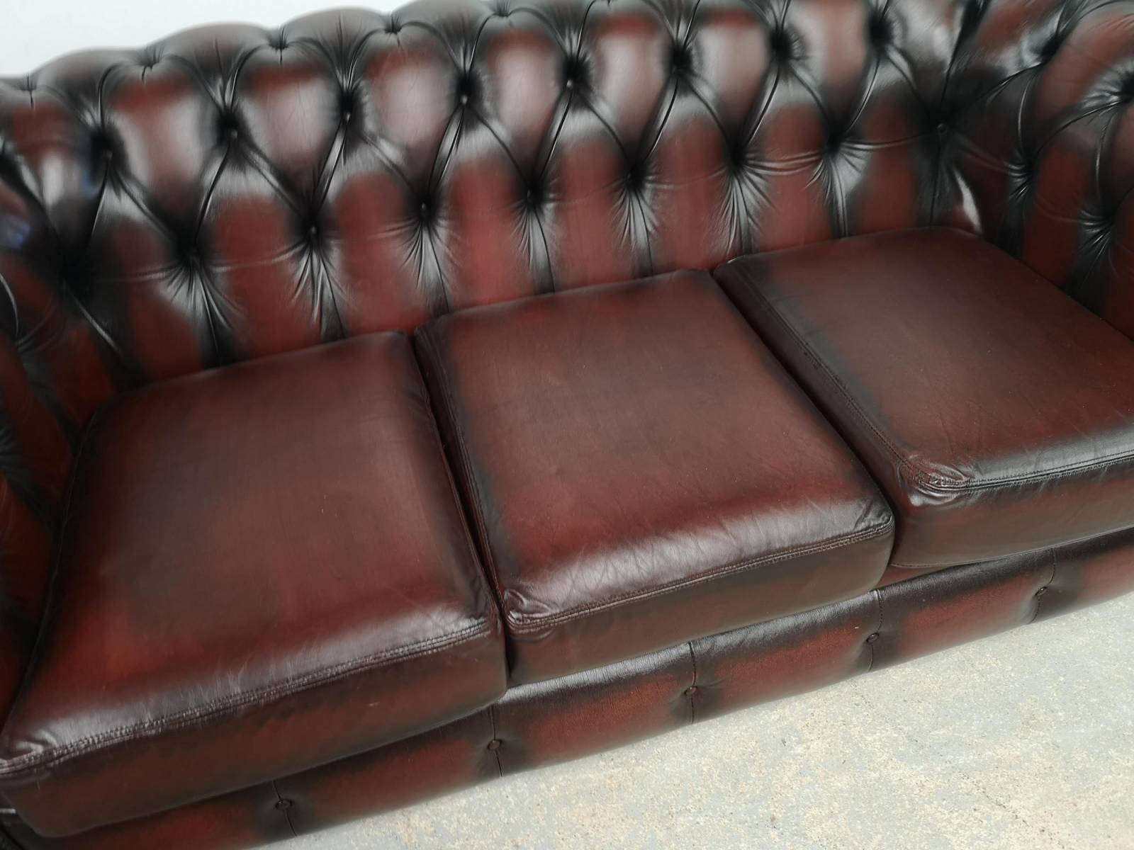 commander canapés chesterfield cuir vintage trois places import direct Angleterre proche Paris