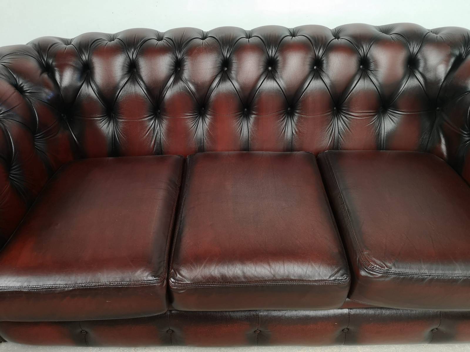 trouver importateur Français canapés chesterfield vintage trois places style rétro proche Paris