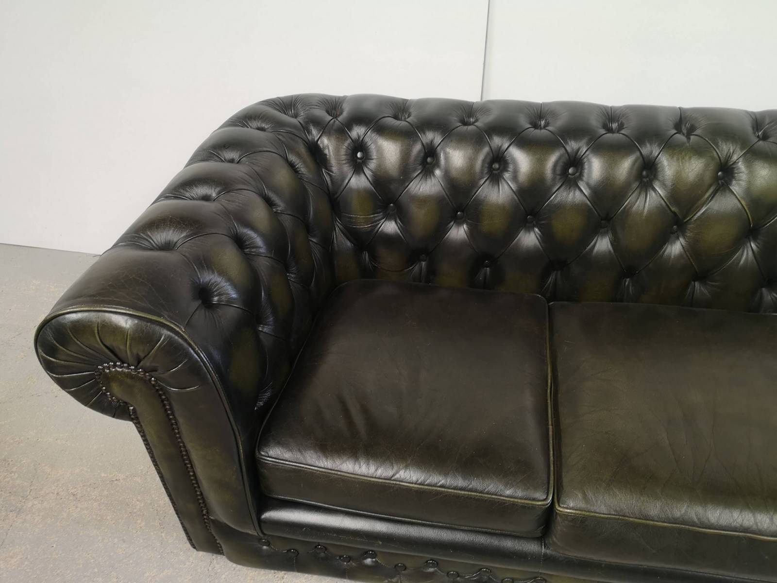 trouver magasin canapés chesterfield cuir vert trois places pour HCR proche Paris