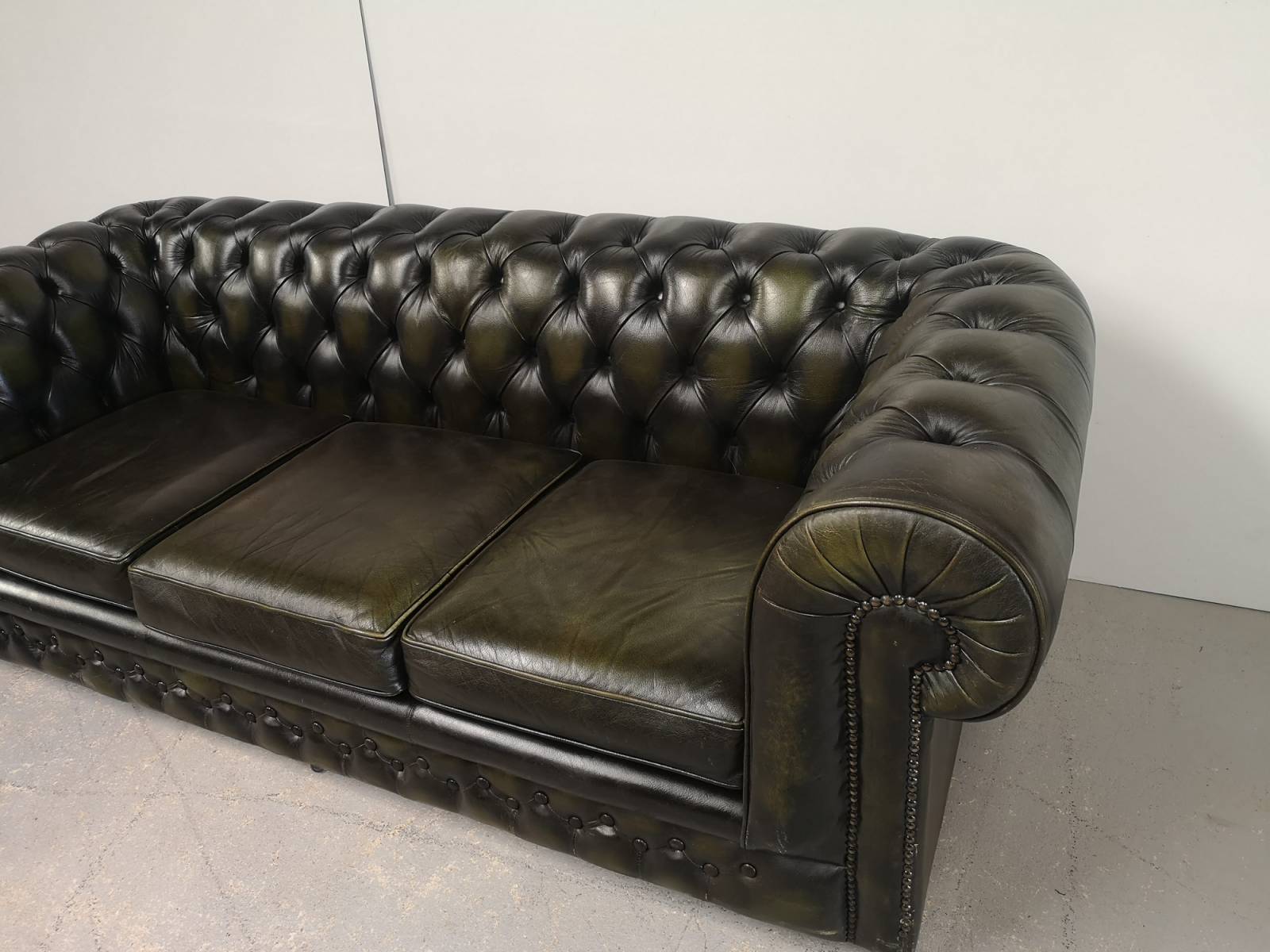choisir canapé chesterfield cuir vert trois places import direct Angleterre proche Paris