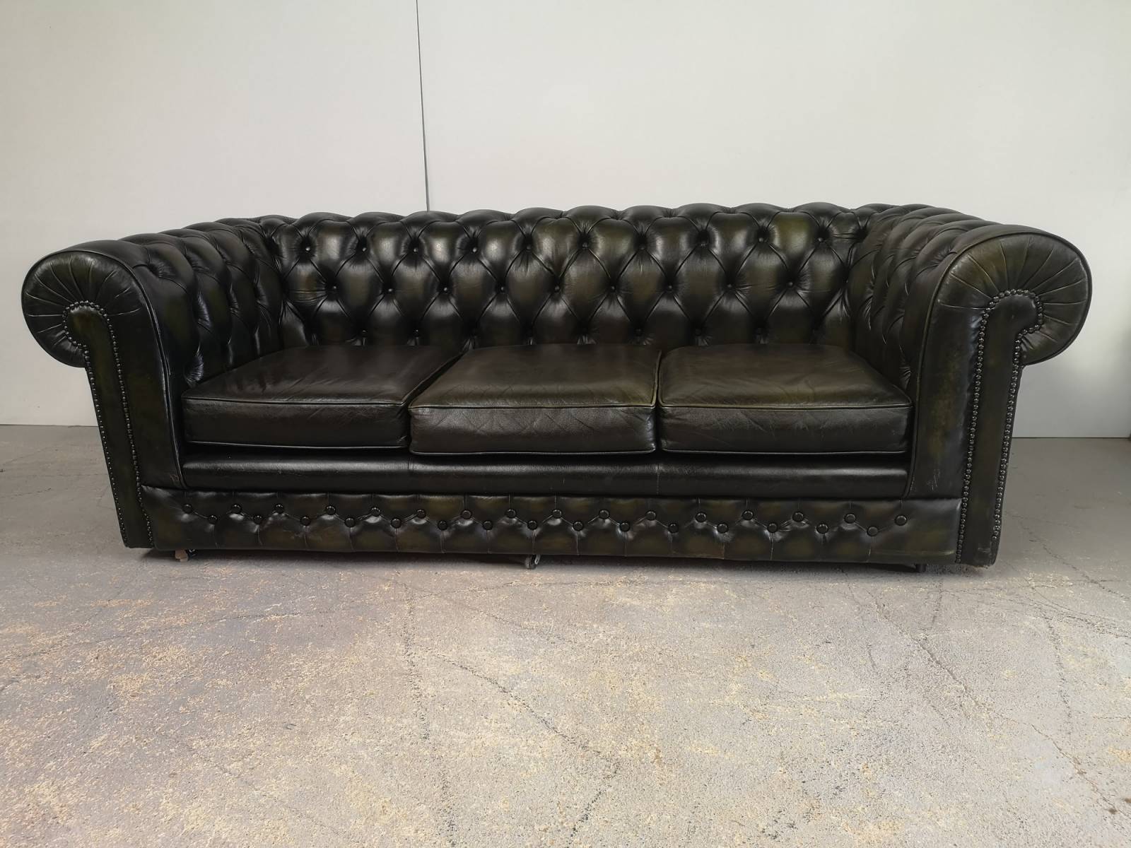 acheter canapé chesterfield cuir vert trois places style rétro anglais proche Paris