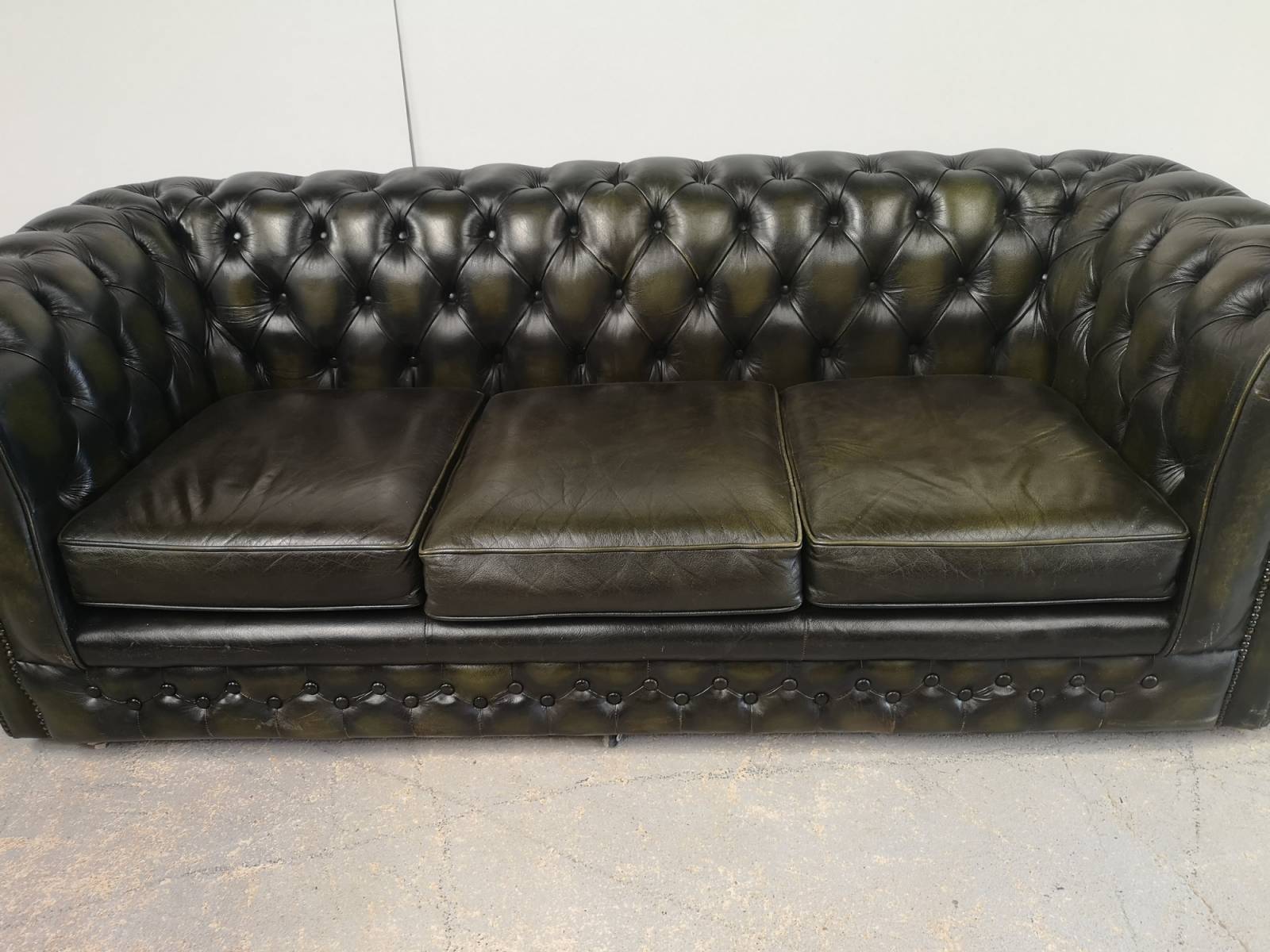 vente canapés chesterfield cuir vert trois places haut de gamme spécialisé HCR proche Paris