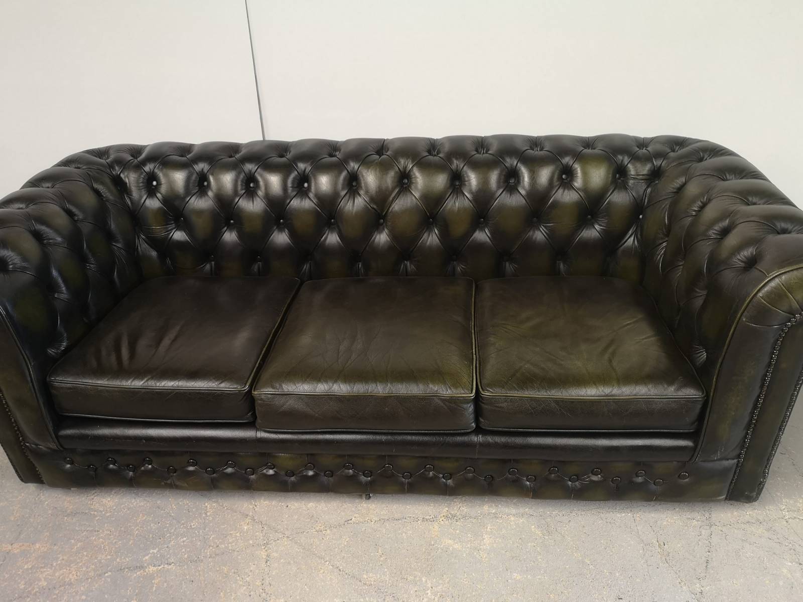 vends canapé chesterfield cuir vert trois places style pubs anglais proche Paris