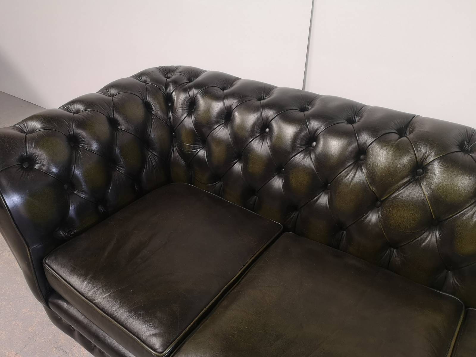 commander canapé chesterfield cuir vert trois places style décoration vintage anglaise à Paris