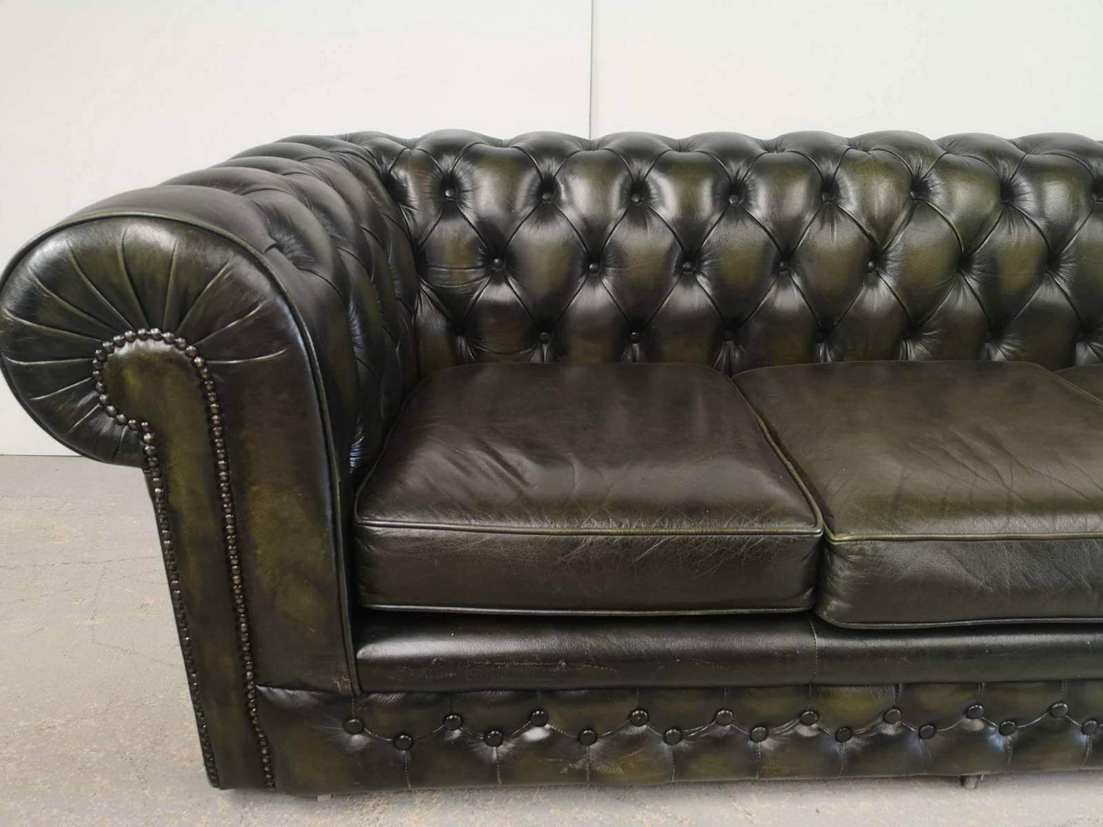 achat canapé chesterfield cuir vert trois places deuxième main proche Paris