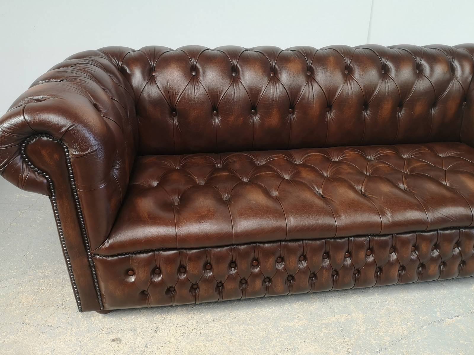 se faire livrer canapé chesterfield cuir marron trois places style vintage proche Lyon
