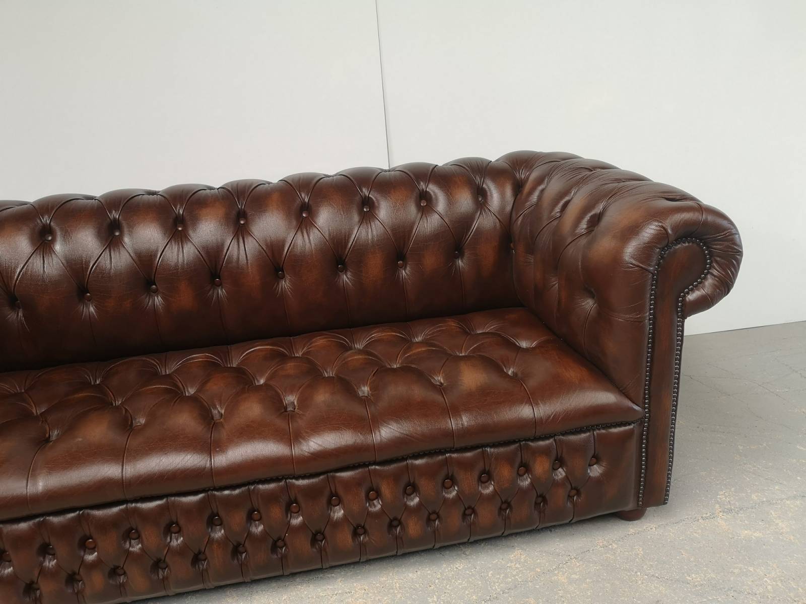 trouver magasin canapés chesterfield cuir marron trois places proche Lyon