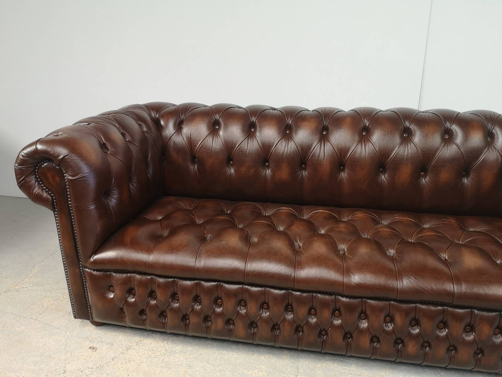 acheter en ligne canapé chesterfield cuir marron trois places haut de gamme proche Lyon