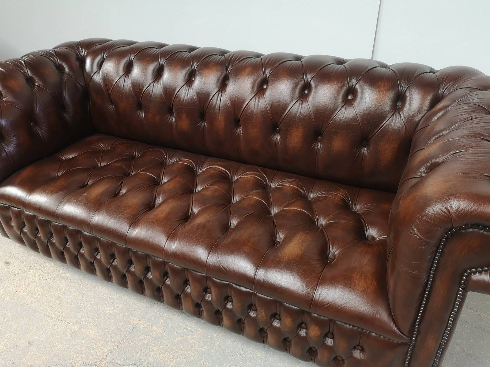 vends canapés chesterfield cuir marron trois places style décoration industrielle proche Lyon