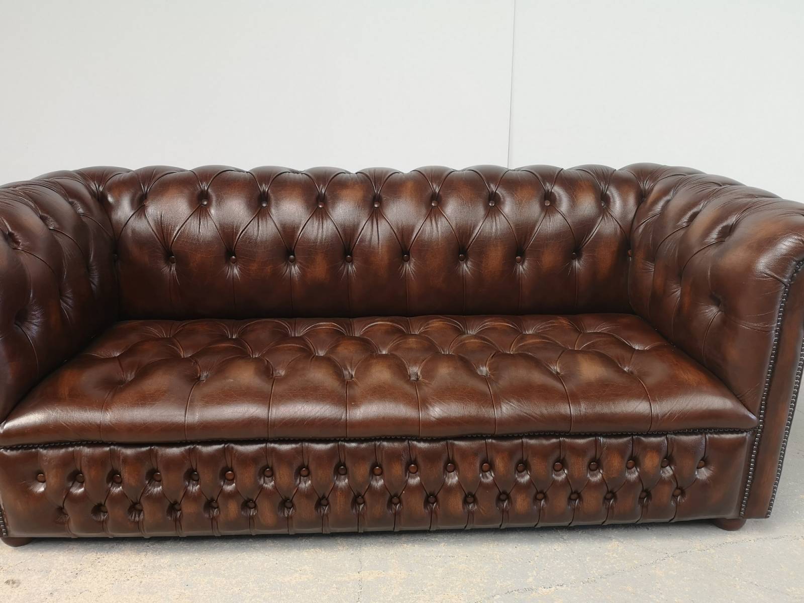 vente canapés chesterfield cuir marron trois places décoration pour HCR proche Lyon