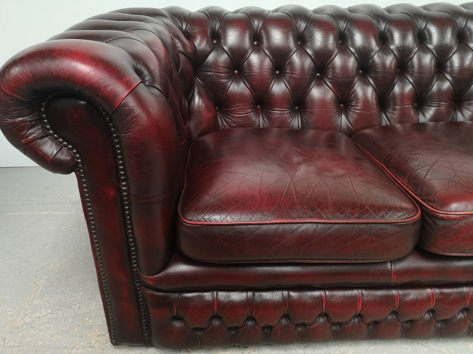 vente en ligne canapé chesterfield cuir bordeaux trois places import direct Angleterre proche Orléans