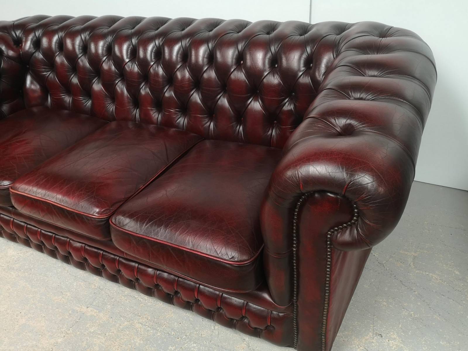 achat canapé chesterfield cuir bordeaux trois places style décoration industrielle proche Orléans