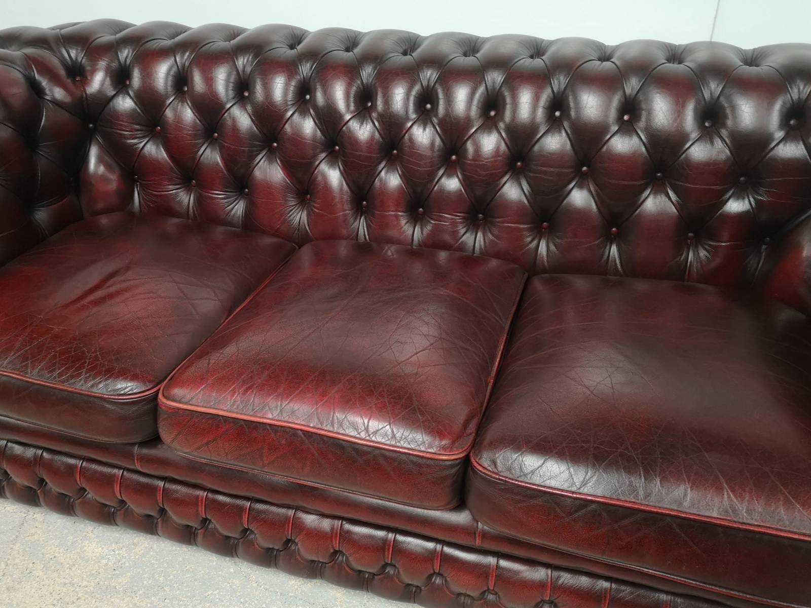 se faire livrer canapé chesterfield cuir bordeaux trois places style pubs anglais proche Orléans