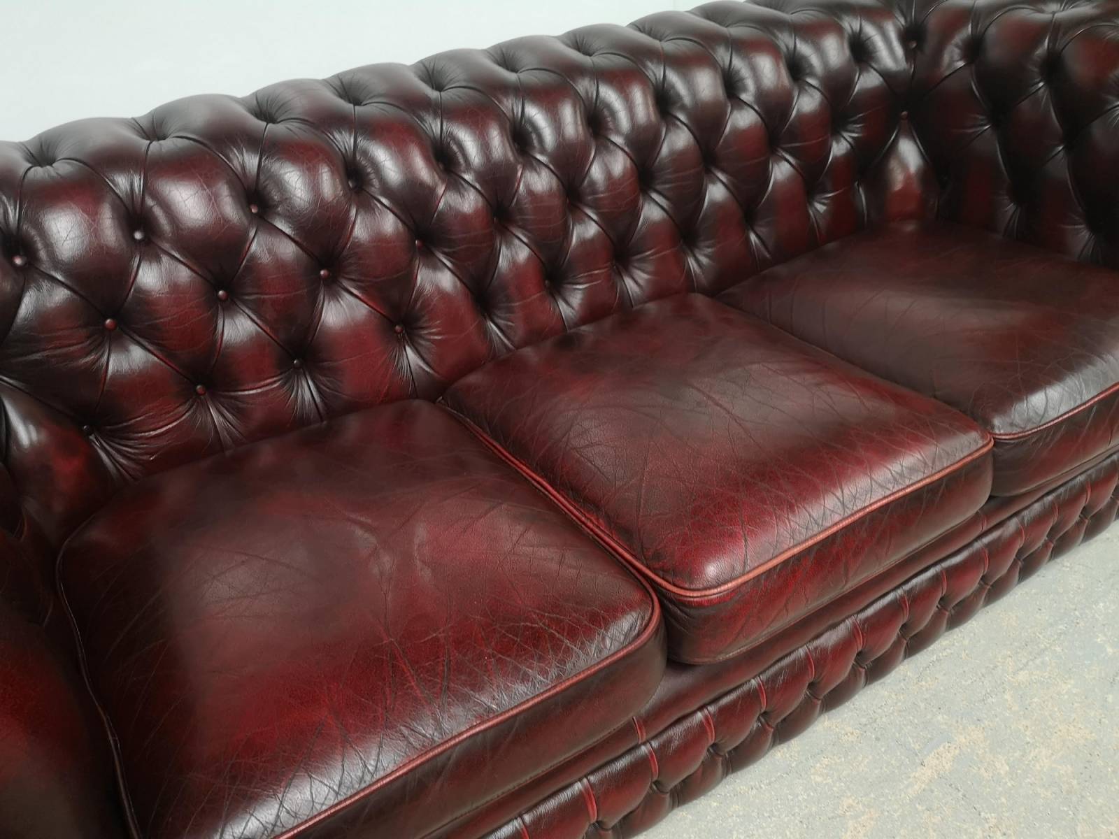 vente canapé chesterfield cuir bordeaux trois places deuxième  main proche Orléans